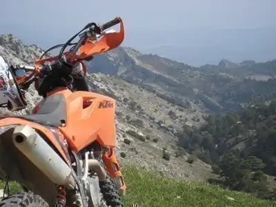 Paisajes espectaculares de las montañas españolas desde una moto de enduro KTM