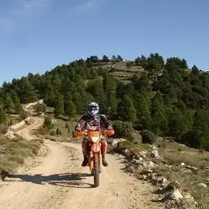 Aventura de enduro off‑road en las montañas del Maestrazgo, España