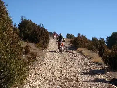 Ruta de moto off‑road por las montañas de España, pilotando motos de enduro KTM