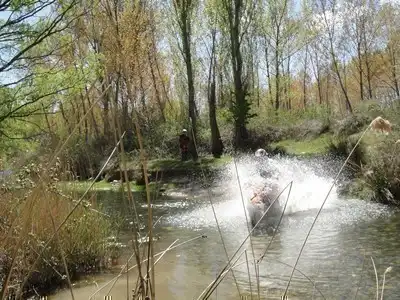 Cruce de río en Aragón durante una ruta de enduro en moto KTM