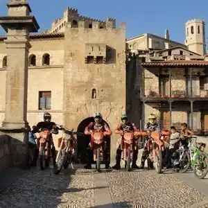 Puente medieval de piedra de Valderrobres sobre el río Matarraña, con el casco antiguo al fondo