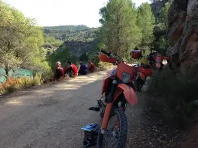 Parada de descanso con vistas al embalse durante un tour de enduro off‑road